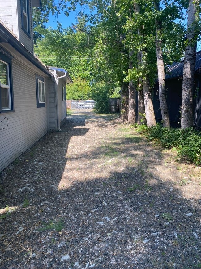 Building Photo - Recently updated - 4 Bedroom, 1 bath home ...