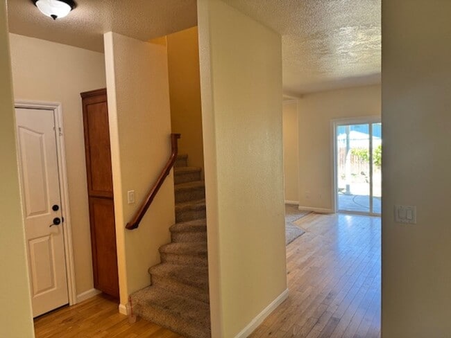 Building Photo - NEW TO MARKET/ LARGE 2 STORY HOME ON PRIVA...
