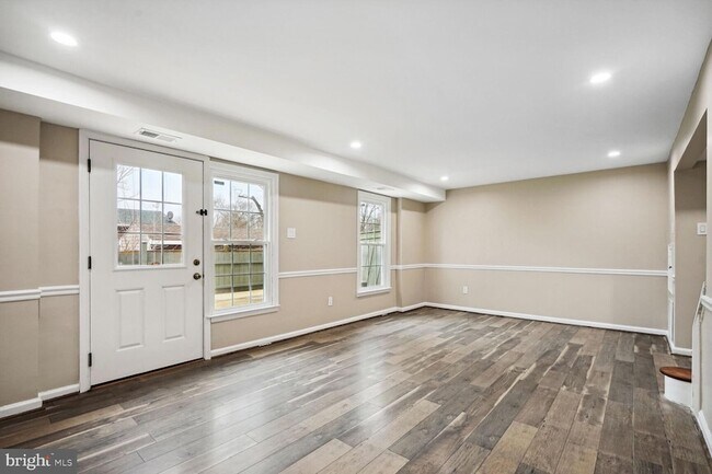 Building Photo - 8102 Pinelake Ct