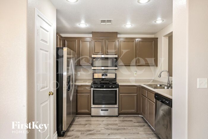 Building Photo - 7908 Pale Rider St