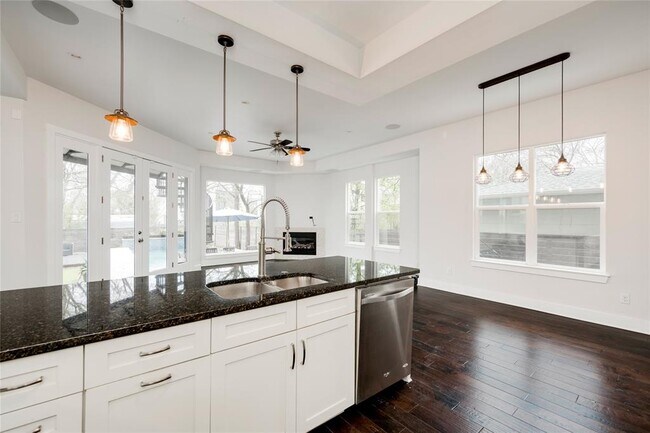 Building Photo - 2005 Bluebonnet Ln