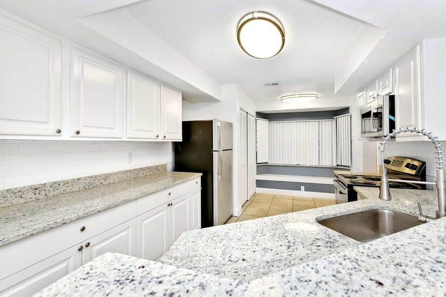 Building Photo - Village Townhomes