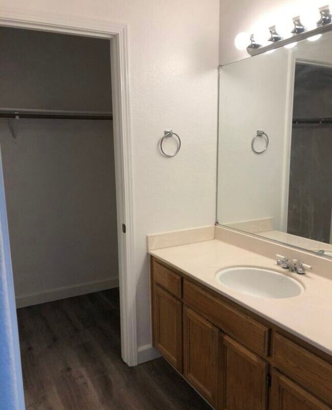 Building Photo - Lovely Single Level Home in Santa Rosa 3 bd/2ba with 2 Car Garage