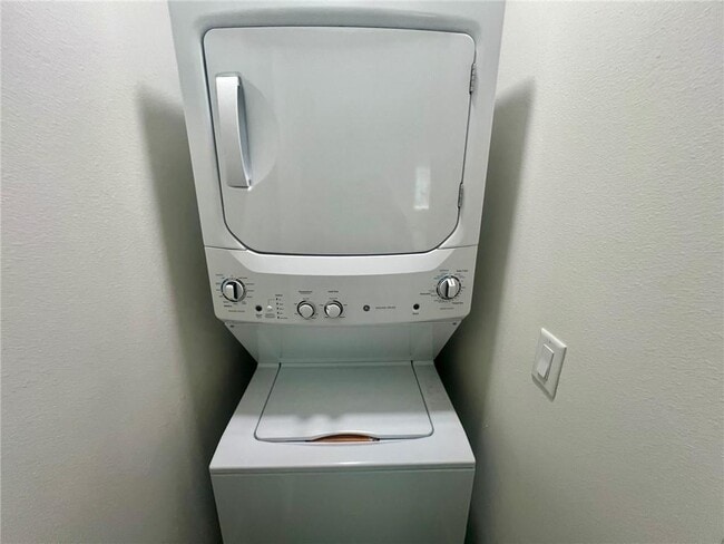 Building Photo - 858 NW B St