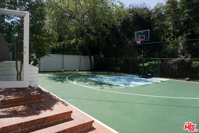 Building Photo - 221 N Bowling Green Way