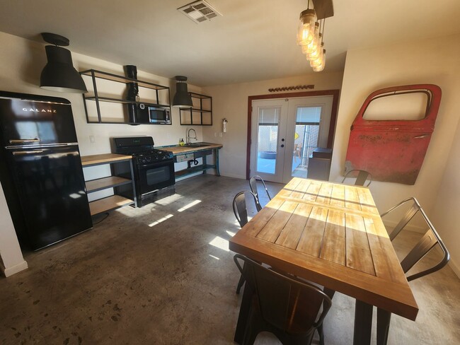 Building Photo - **Move In Special! $199 off 1st Month's Re...