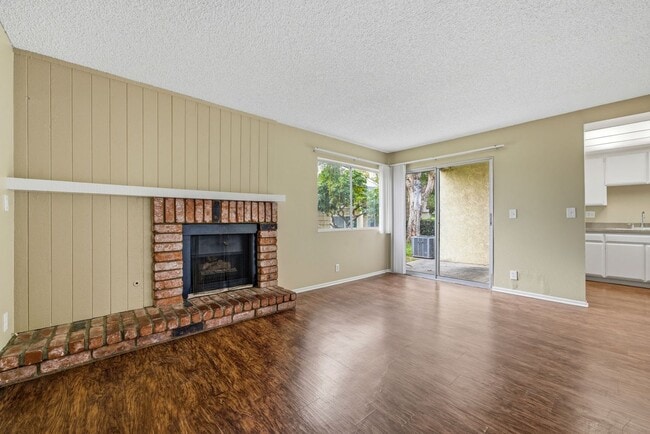 Building Photo - Spacious and Well Maintained 3 Bedroom Con...