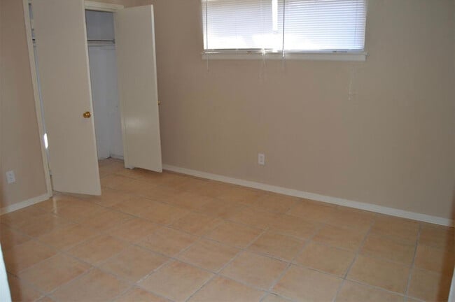 Building Photo - 3240 Forest Glen St