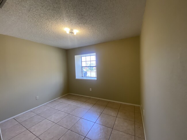 Building Photo - 2029 Mynah Ave