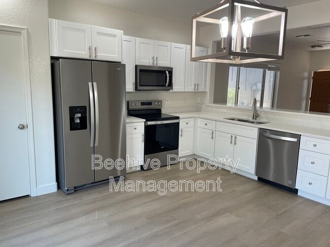 Building Photo - 220 N 110th St