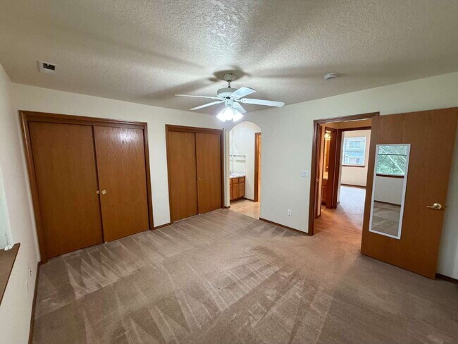 Building Photo - 3 Bedroom / 1.5 Bathroom Duplex Unit - Nearby Transportation, Milwaukie Marketplace and King Road...