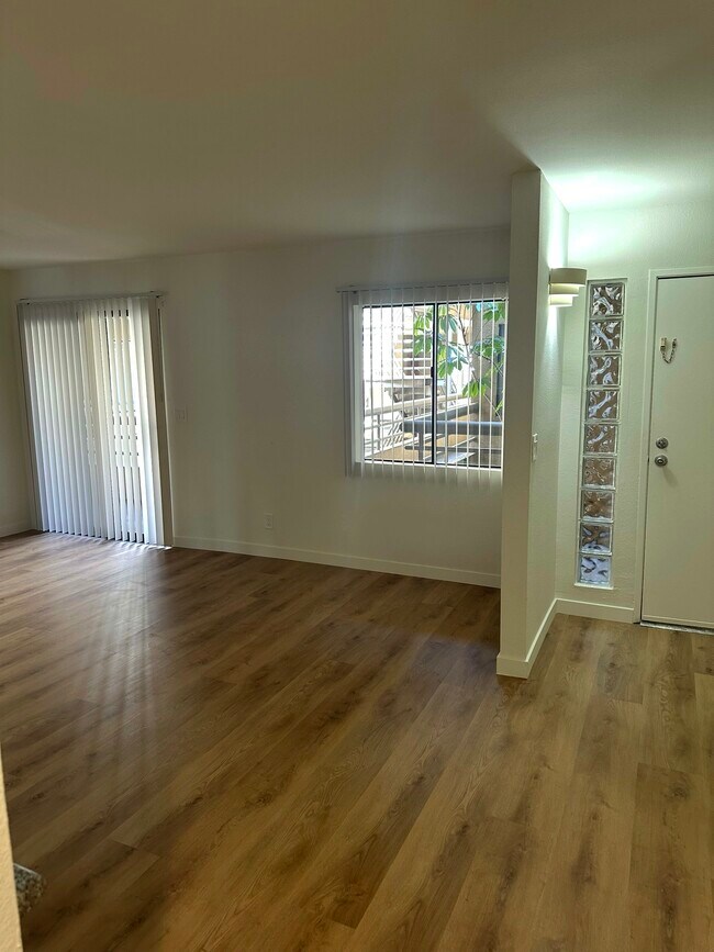 Building Photo - 731 S Detroit St