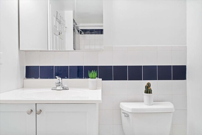 Building Photo - 330 River St