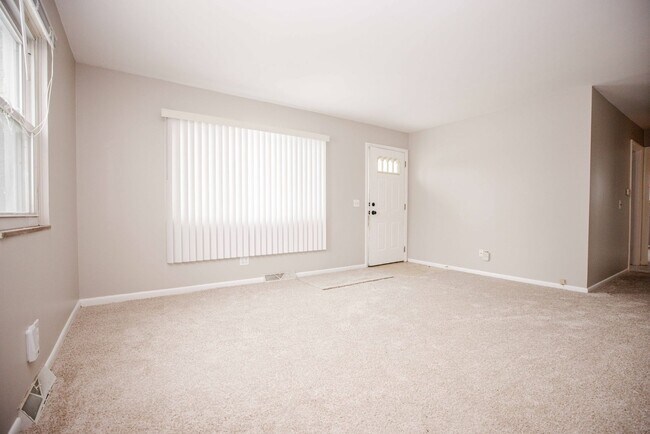 Building Photo - Nice ranch style three bedroom home in washington local schools