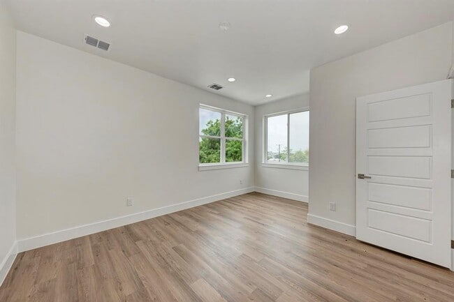 Building Photo - 401 Delmar Ave