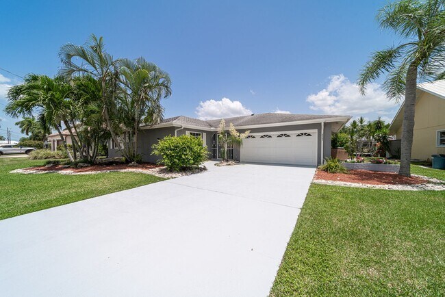 Building Photo - Welcome to your dream rental in Cape Coral! This fully remodeled, MONTH TO MONTH available home.