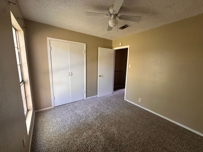 Building Photo - Spacious 2 story townhouse with fenced yard!