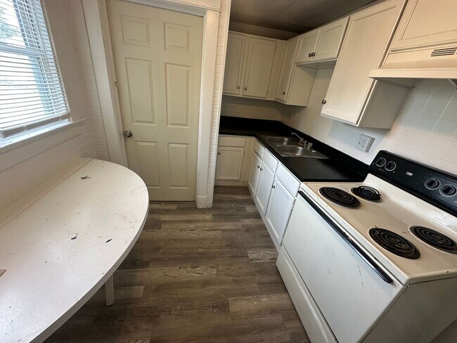 Building Photo - This is a 2 bedroom 1 bath single family h...