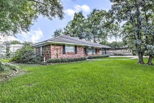 Building Photo - 9115 Highcrest Dr