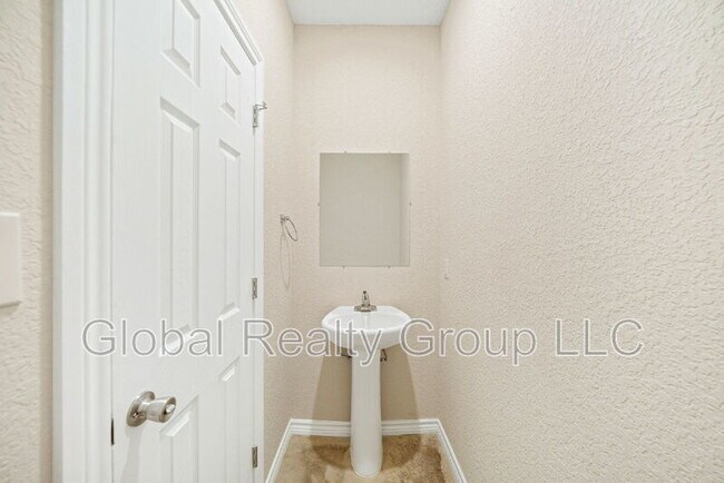 Building Photo - 6914 Crestway Dr