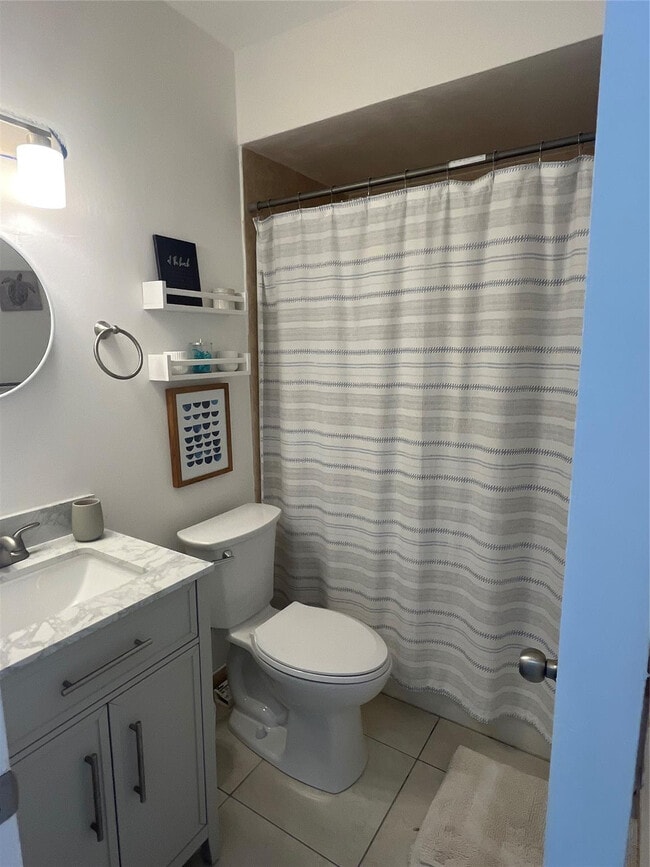 Building Photo - 2100 Diana Dr