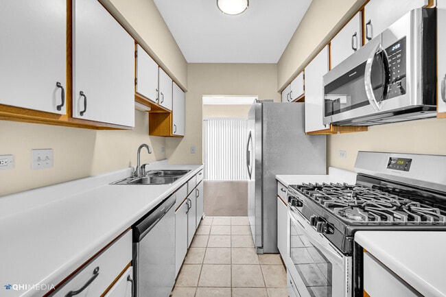 Building Photo - 1202 S Parkside Dr