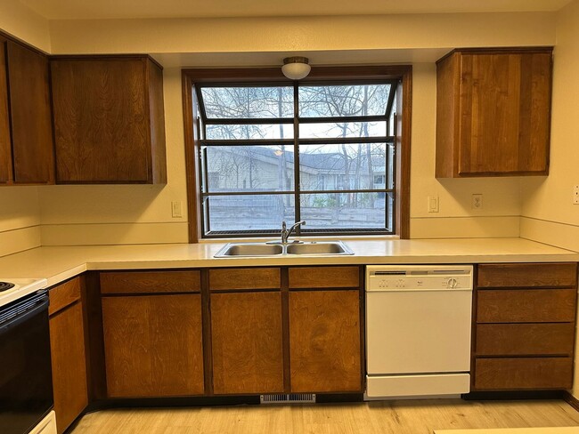Building Photo - Centrally Located  2 Bedroom 1 Bathroom Du...