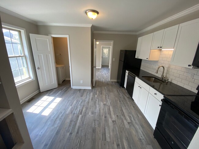 Building Photo - Lawncare and water included- 1 Bed 1.5 Bat...