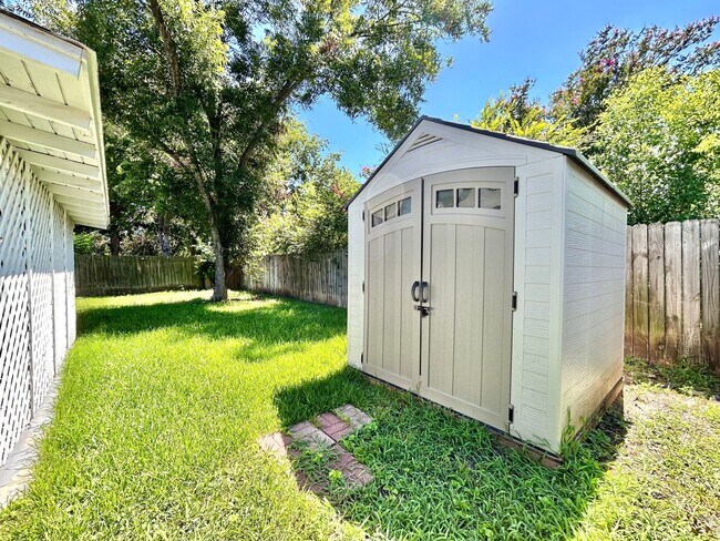 Building Photo - Inviting 3/BR 2/BA Home with Spacious Layo...