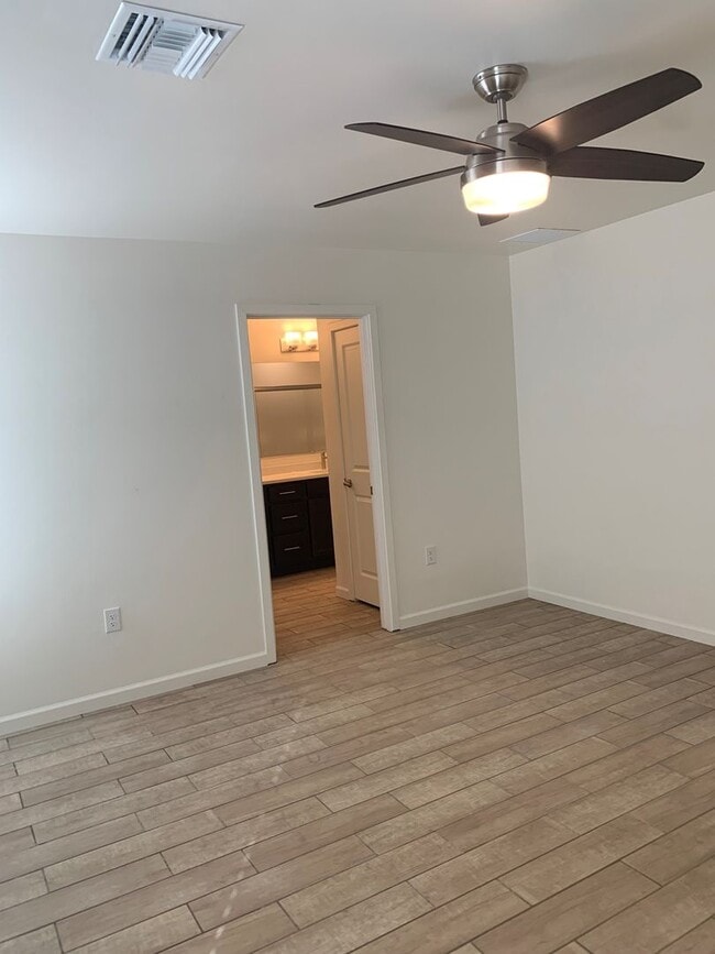 Building Photo - 2438 South Dr