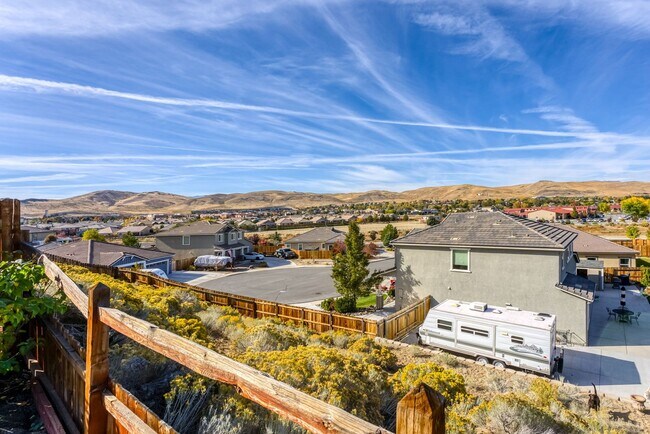 Building Photo - FULLY FURNISHED home available now.