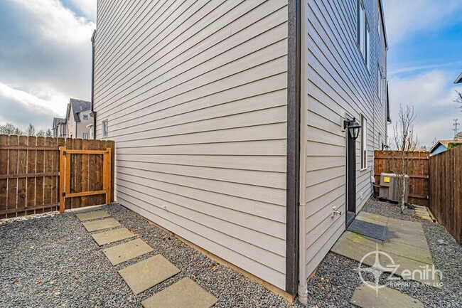 Building Photo - 14422 NE 22nd Ave