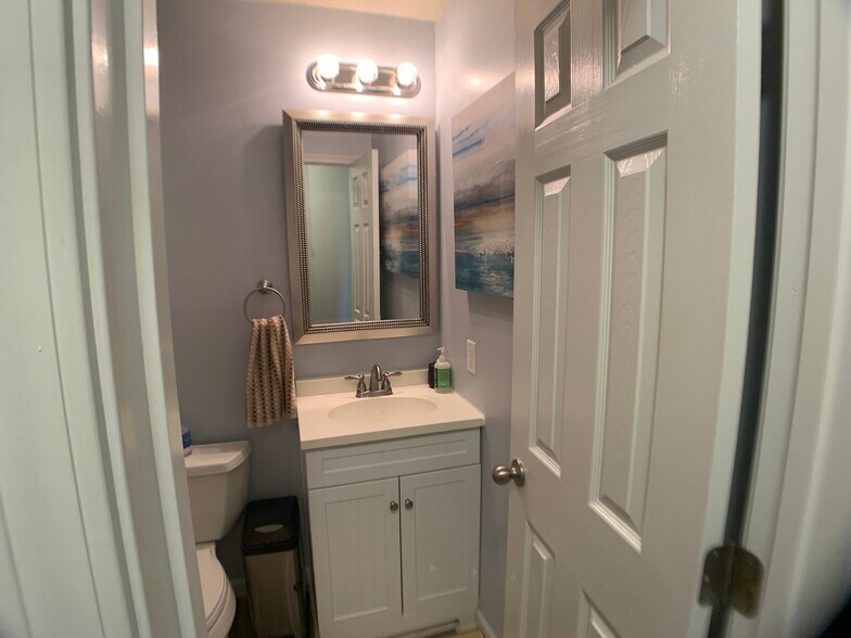 Guest Bathroom - 205 Evergreen Dr