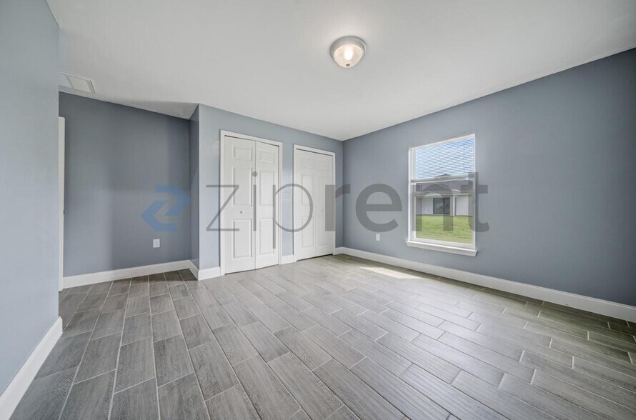 Building Photo - Unit