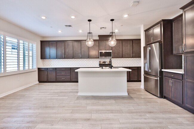 Building Photo - Gorgeous 4bed/3 bath End Unit Condo in Gil...
