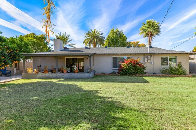Building Photo - Cute 3 Bedroom 2 Bath In Phoenix!