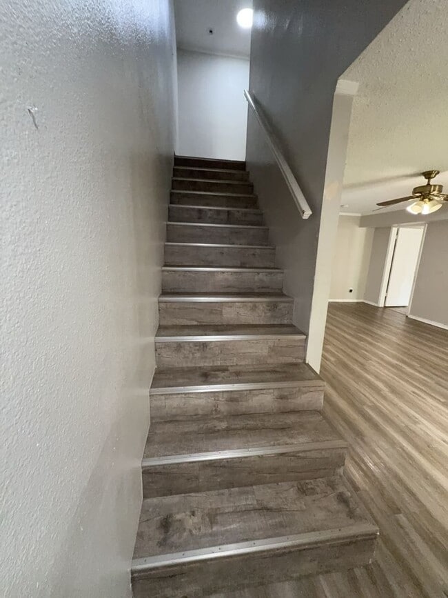 Building Photo - Spacious 3-bed/2-bath Townhome!