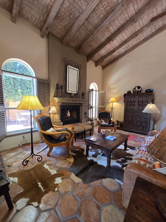 Building Photo - Furnished, 6-12 month rental