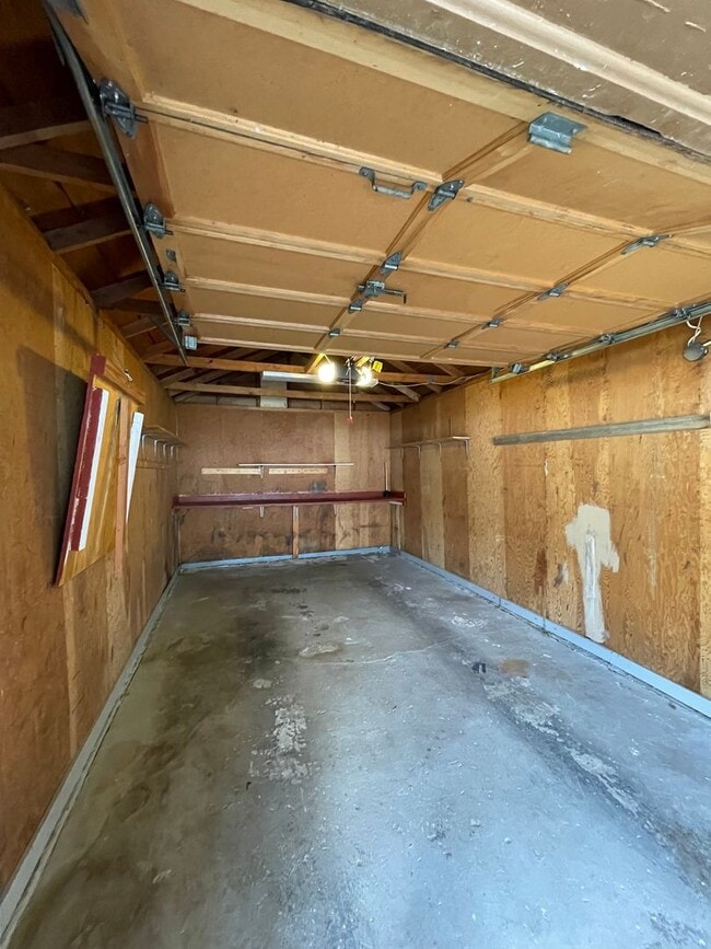 Building Photo - Freshly renovated 2bdrm, 1 bath house with...