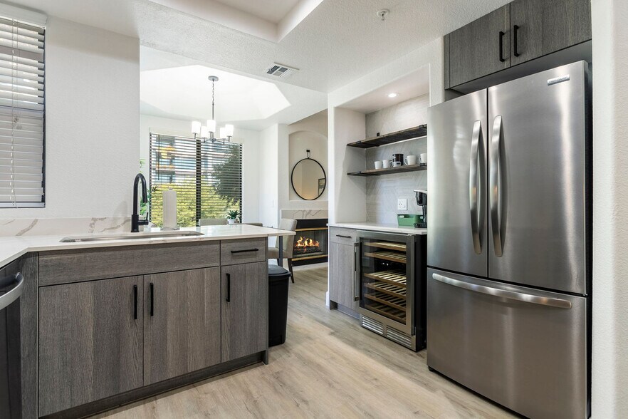 Building Photo - 15608 N 71st St