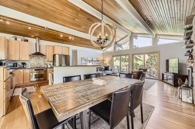 Building Photo - Stunning 4 BDR/2BA Mountain Retreat