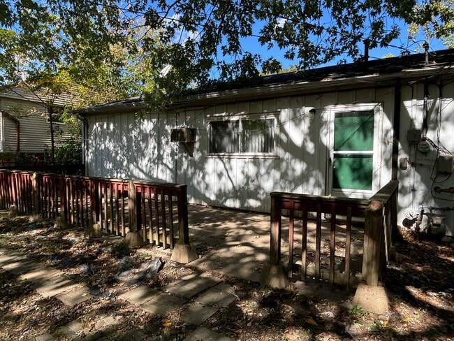 Building Photo - %50 OFF FIRST MONTH'S RENT! Spacious 3 bedroom home with large backyard deck!