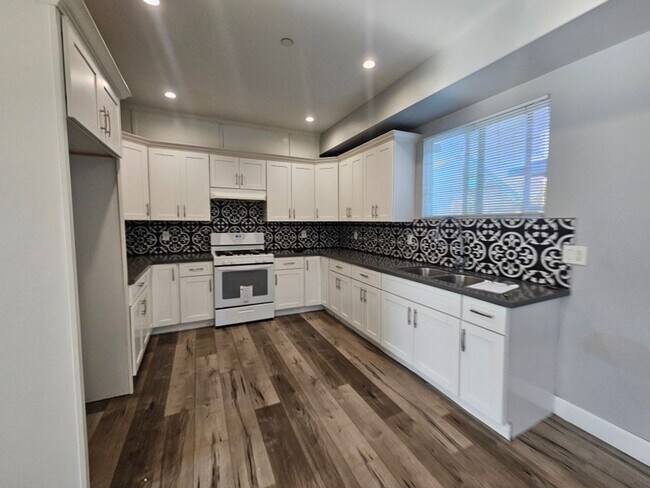 Building Photo - 1536 E