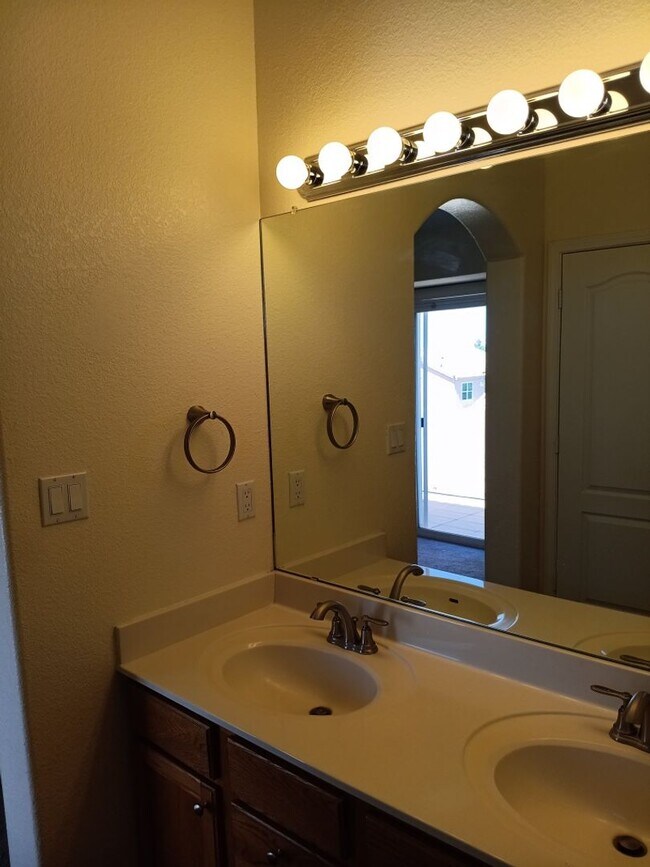 Building Photo - 3 Bedroom, 3 Bathroom Home! Schedule a Showing Today!