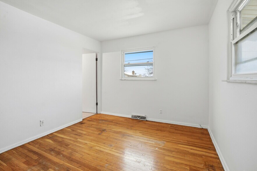 Building Photo - 704 Carlsbad Rd