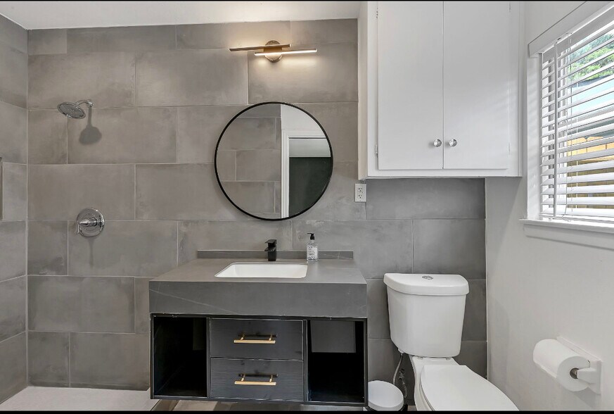 Master bathroom - 5415 Carew St