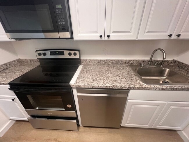 Building Photo - Do not pay for Heat or Hot Water, this beautiful condo has them included for you!