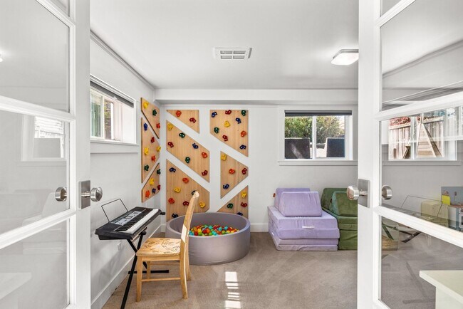 Building Photo - 5bd/2.75ba Seattle Home