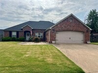 Building Photo - 800 Sienna Dr