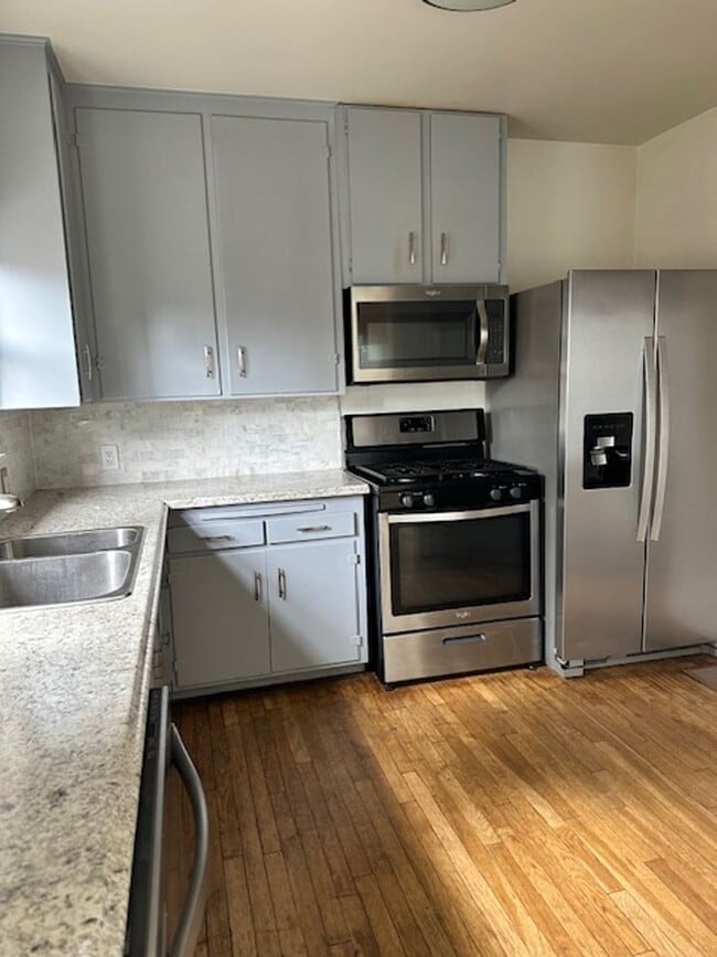 Building Photo - Darling 2 bedroom 1 bath with bonus room